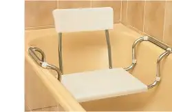 SEDILE ALLUNGABILE PER VASCA IN PLASTICA REGOLABILE SENZA SCHIENALE.TELAIO ACCIAIO CROMATO E PIANO DI SEDUTA IN MOPLEN CON 2 NERVATURE PER FISSARLO AL TELAIO.PORTATA MASSIMA 100KG